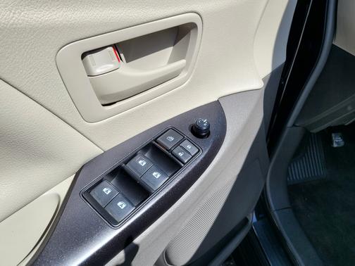 Photo 1 of 10 of 2017 Toyota Sienna L